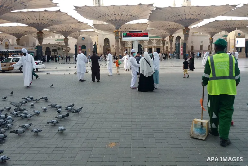 Muslims pilgrims visit the tomb of Prophet Mohammad at Al-Masjid al-Nabawi (The Mosque of the Prophet) after their duty of pilgrimage in the holy city of Medina, Saudi Arabia Sept. 11, 2017. Photo by Mohammed Hassan