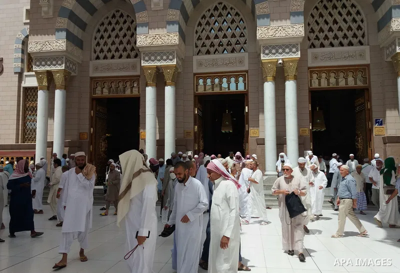 Muslims pilgrims visit the tomb of Prophet Mohammad at Al-Masjid al-Nabawi (The Mosque of the Prophet) after their duty of pilgrimage in the holy city of Medina, Saudi Arabia Sept. 11, 2017. Photo by Mohammed Hassan