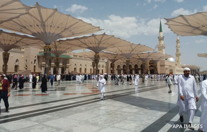 Muslims pilgrims visit the tomb of Prophet Mohammad at Al-Masjid al-Nabawi (The Mosque of the Prophet) after their duty of pilgrimage in the holy city of Medina, Saudi Arabia Sept. 11, 2017. Photo by Mohammed Hassan