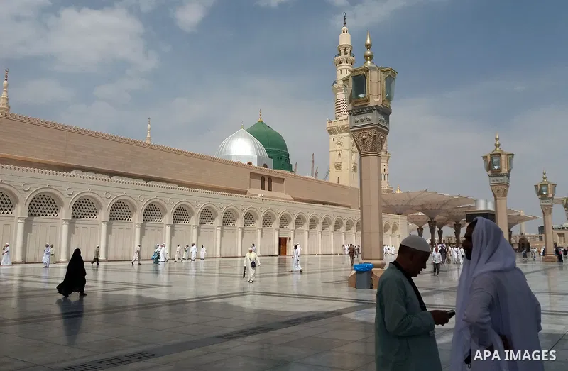 Muslims pilgrims visit the tomb of Prophet Mohammad at Al-Masjid al-Nabawi (The Mosque of the Prophet) after their duty of pilgrimage in the holy city of Medina, Saudi Arabia Sept. 11, 2017. Photo by Mohammed Hassan