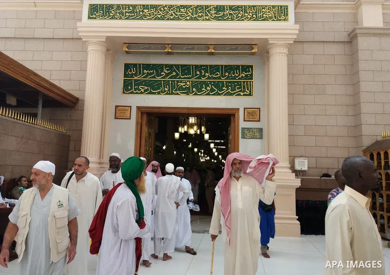 Muslims pilgrims visit the tomb of Prophet Mohammad at Al-Masjid al-Nabawi (The Mosque of the Prophet) after their duty of pilgrimage in the holy city of Medina, Saudi Arabia Sept. 11, 2017. Photo by Mohammed Hassan