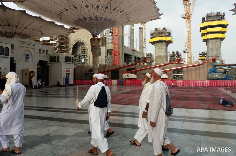 Muslims pilgrims visit the tomb of Prophet Mohammad at Al-Masjid al-Nabawi (The Mosque of the Prophet) after their duty of pilgrimage in the holy city of Medina, Saudi Arabia Sept. 11, 2017. Photo by Mohammed Hassan