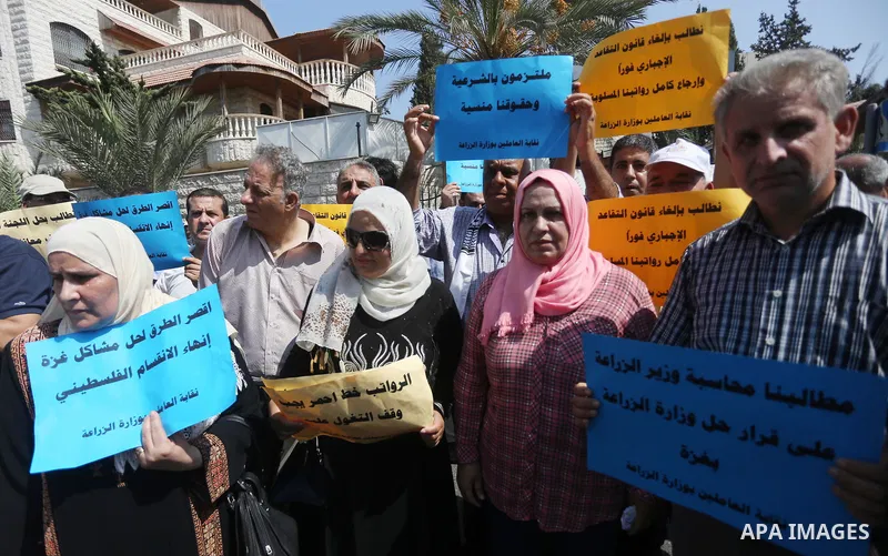 The Palestinian Authority employees in the Gaza Strip take part in a protest demanding their right after Palestinian Authority force them into early retirement in Gaza city on September 12, 2017. Photo by Mohammed Asad