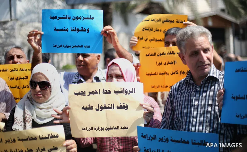 The Palestinian Authority employees in the Gaza Strip take part in a protest demanding their right after Palestinian Authority force them into early retirement in Gaza city on September 12, 2017. Photo by Mohammed Asad