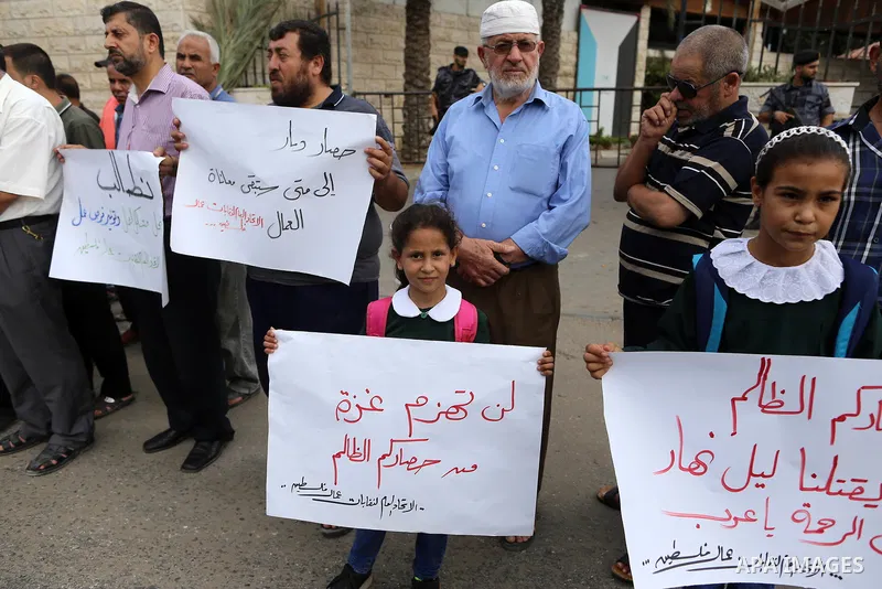 Palestinians take part in a protest against Israeli blockade on Gaza strip, in front of the headquarters of the Council of Ministers, in Gaza City on September 14, 2017. Photo by Yasser Qudih