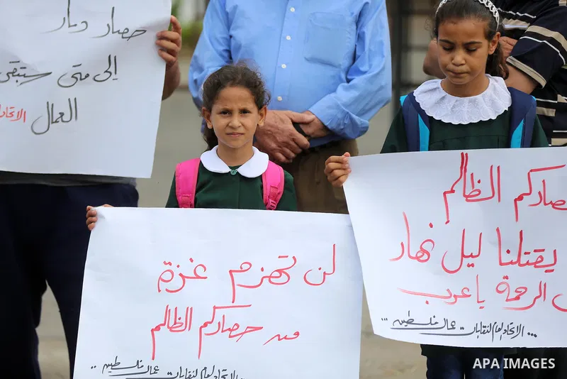 Palestinians take part in a protest against Israeli blockade on Gaza strip, in front of the headquarters of the Council of Ministers, in Gaza City on September 14, 2017. Photo by Yasser Qudih