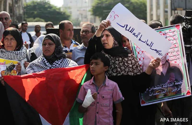 Palestinians take part in a protest to show solidarity with Palestinian prisoners held in Israeli jails, in front of Red cross office in Gaza city on September 18, 2017. Photo by Mohammed Asad