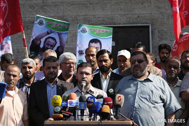 Palestinians take part in a protest to show solidarity with Palestinian prisoners held in Israeli jails, in front of Red cross office in Gaza city on September 18, 2017. Photo by Mohammed Asad