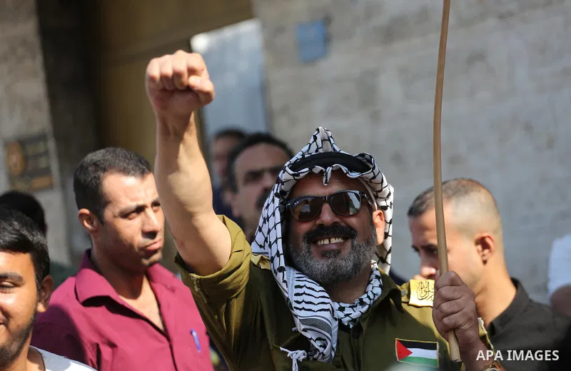 Palestinians take part in a protest to show solidarity with Palestinian prisoners held in Israeli jails, in front of Red cross office in Gaza city on September 18, 2017. Photo by Mohammed Asad