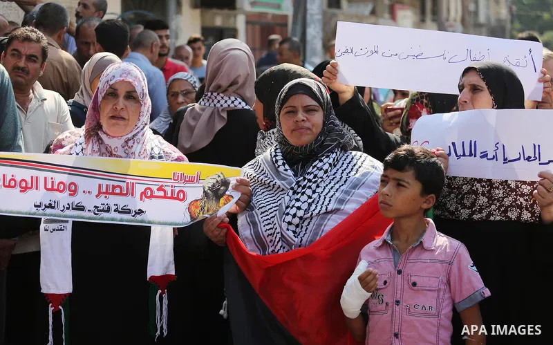 Palestinians take part in a protest to show solidarity with Palestinian prisoners held in Israeli jails, in front of Red cross office in Gaza city on September 18, 2017. Photo by Mohammed Asad