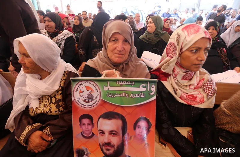 Palestinians take part in a protest to show solidarity with Palestinian prisoners held in Israeli jails, in front of Red cross office in Gaza city on September 18, 2017. Photo by Mohammed Asad