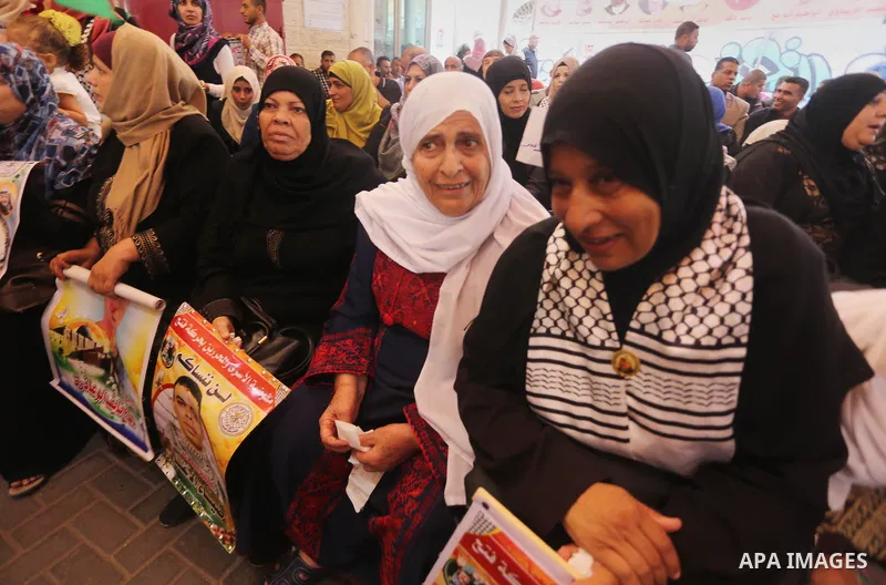 Palestinians take part in a protest to show solidarity with Palestinian prisoners held in Israeli jails, in front of Red cross office in Gaza city on September 18, 2017. Photo by Mohammed Asad