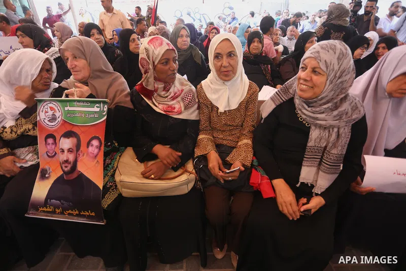 Palestinians take part in a protest to show solidarity with Palestinian prisoners held in Israeli jails, in front of Red cross office in Gaza city on September 18, 2017. Photo by Mohammed Asad