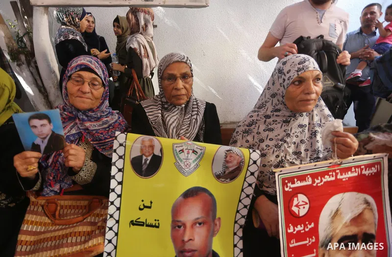 Palestinians take part in a protest to show solidarity with Palestinian prisoners held in Israeli jails, in front of Red cross office in Gaza city on September 18, 2017. Photo by Mohammed Asad