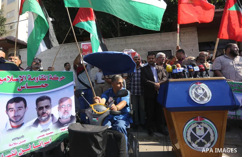Palestinians take part in a protest to show solidarity with Palestinian prisoners held in Israeli jails, in front of Red cross office in Gaza city on September 18, 2017. Photo by Mohammed Asad