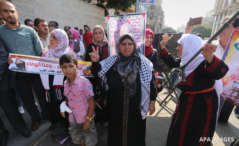 Palestinians take part in a protest to show solidarity with Palestinian prisoners held in Israeli jails, in front of Red cross office in Gaza city on September 18, 2017. Photo by Mohammed Asad