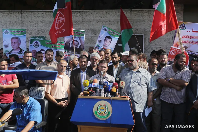 Palestinians take part in a protest to show solidarity with Palestinian prisoners held in Israeli jails, in front of Red cross office in Gaza city on September 18, 2017. Photo by Mohammed Asad