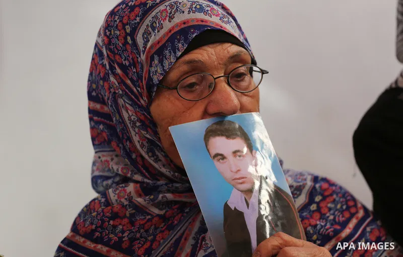 Palestinians take part in a protest to show solidarity with Palestinian prisoners held in Israeli jails, in front of Red cross office in Gaza city on September 18, 2017. Photo by Mohammed Asad
