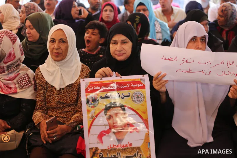 Palestinians take part in a protest to show solidarity with Palestinian prisoners held in Israeli jails, in front of Red cross office in Gaza city on September 18, 2017. Photo by Mohammed Asad