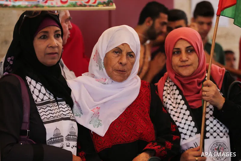 Palestinians take part in a protest to show solidarity with Palestinian prisoners held in Israeli jails, in front of Red cross office in Gaza city on September 18, 2017. Photo by Mohammed Asad