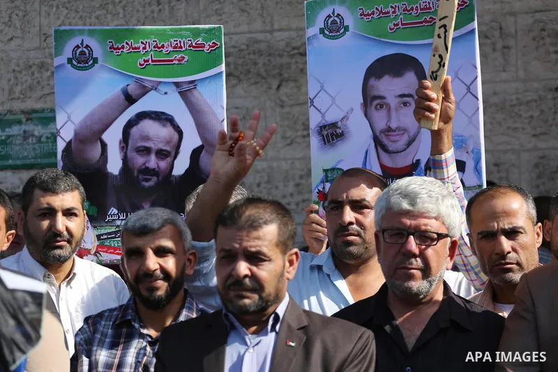 Palestinians take part in a protest to show solidarity with Palestinian prisoners held in Israeli jails, in front of Red cross office in Gaza city on September 18, 2017. Photo by Mohammed Asad