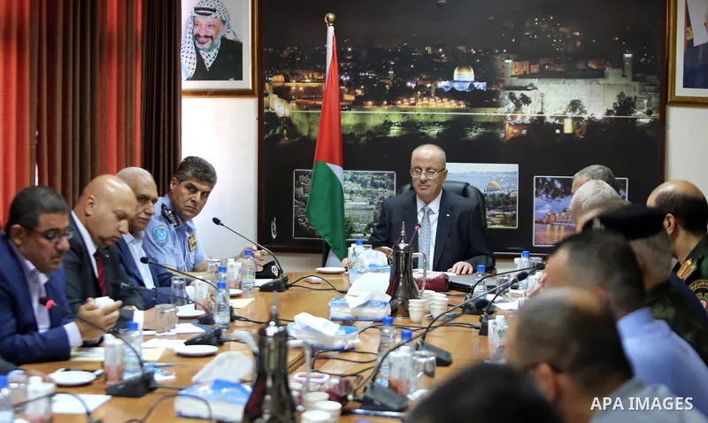 Palestinian, Prime Minister, Rami Hamdallah chairs a meeting with security chiefs, in the West Bank city of Hebron, on September 18, 2017. Photo by Prime Minister Office