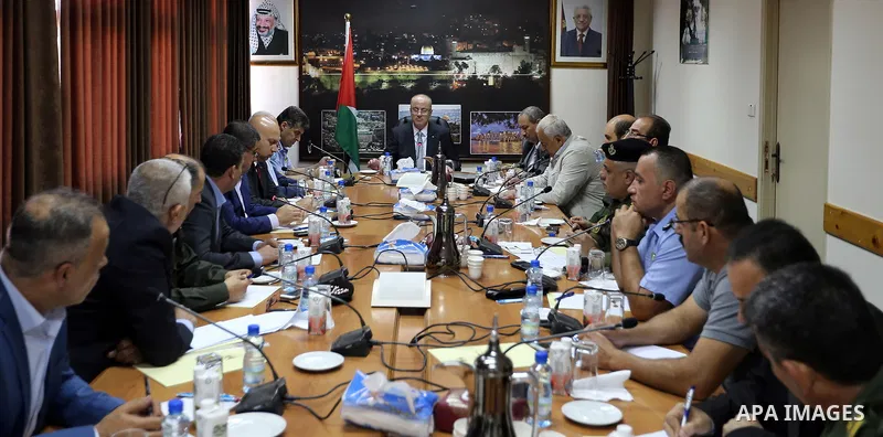 Palestinian, Prime Minister, Rami Hamdallah chairs a meeting with security chiefs, in the West Bank city of Hebron, on September 18, 2017. Photo by Prime Minister Office