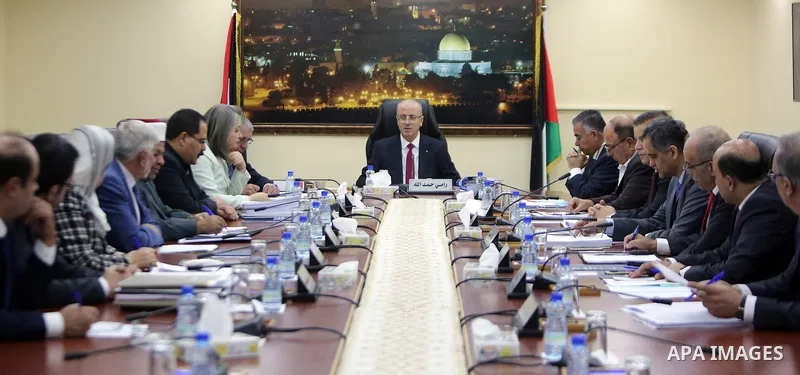 Palestinian Prime Minister, Rami hamdallah, chairs the Palestinian council meeting in the West Bank city of Ramallah on September 19, 2017. Photo by Prime Minister Office