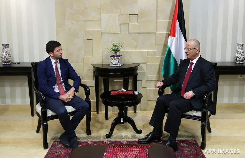 Palestinian Prime minister, Rami Hamadallah, meets with a Italian parliamentary delegation, in the West Bank city of Ramallah,on September 19, 2017. Photo by Prime Minister Office