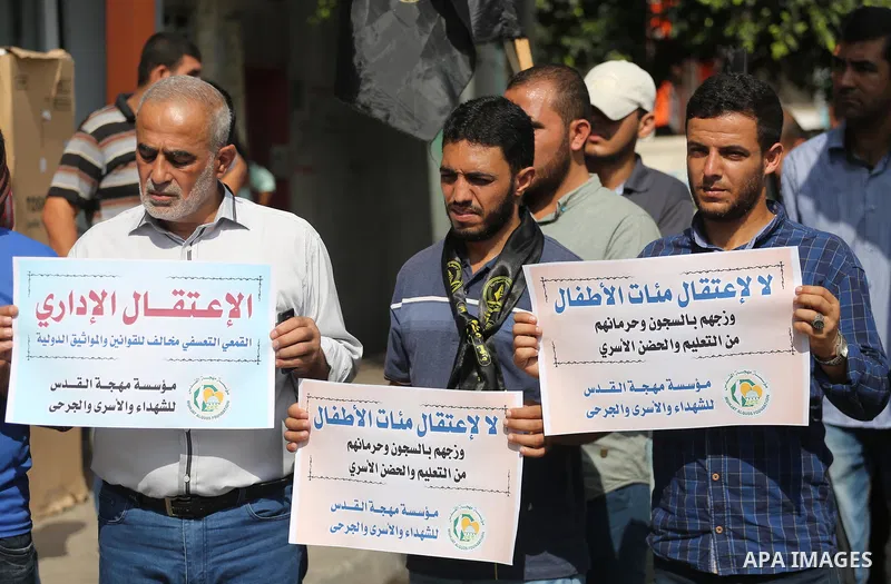Palestinians take part in a protest to show solidarity with Palestinian prisoners held in Israeli jails, in Gaza city on September 20, 2017. Photo by Mohammed Asad
