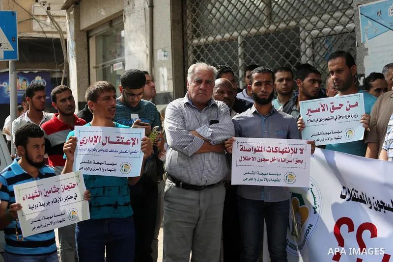 Palestinians take part in a protest to show solidarity with Palestinian prisoners held in Israeli jails, in Gaza city on September 20, 2017. Photo by Mohammed Asad