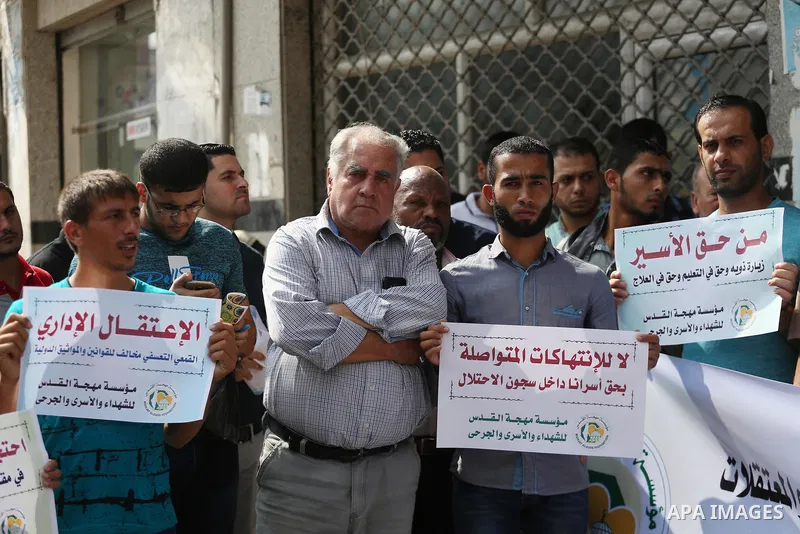 Palestinians take part in a protest to show solidarity with Palestinian prisoners held in Israeli jails, in Gaza city on September 20, 2017. Photo by Mohammed Asad