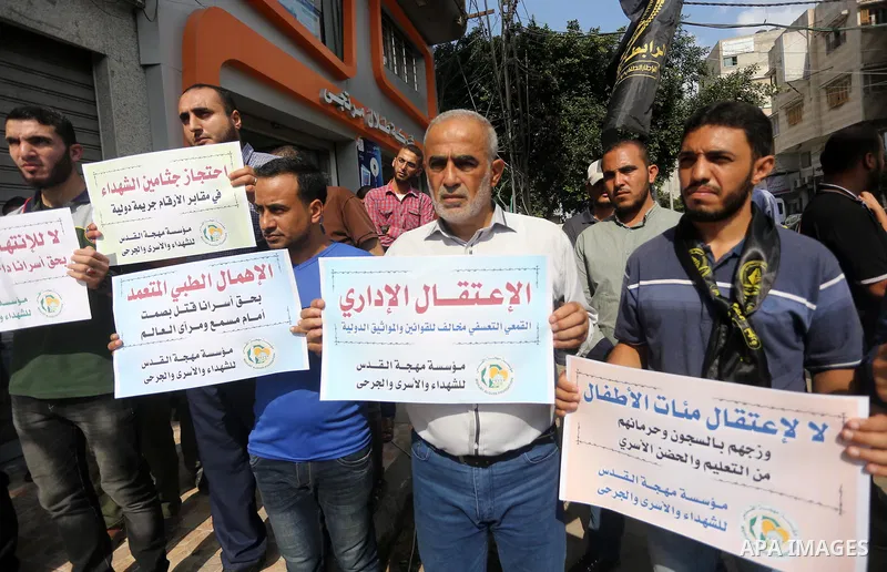 Palestinians take part in a protest to show solidarity with Palestinian prisoners held in Israeli jails, in Gaza city on September 20, 2017. Photo by Mohammed Asad