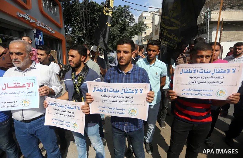 Palestinians take part in a protest to show solidarity with Palestinian prisoners held in Israeli jails, in Gaza city on September 20, 2017. Photo by Mohammed Asad