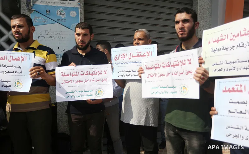 Palestinians take part in a protest to show solidarity with Palestinian prisoners held in Israeli jails, in Gaza city on September 20, 2017. Photo by Mohammed Asad
