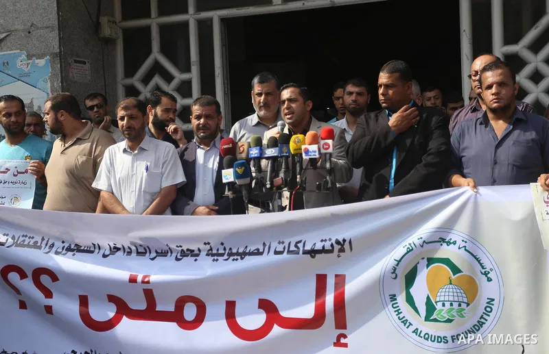 Palestinians take part in a protest to show solidarity with Palestinian prisoners held in Israeli jails, in Gaza city on September 20, 2017. Photo by Mohammed Asad
