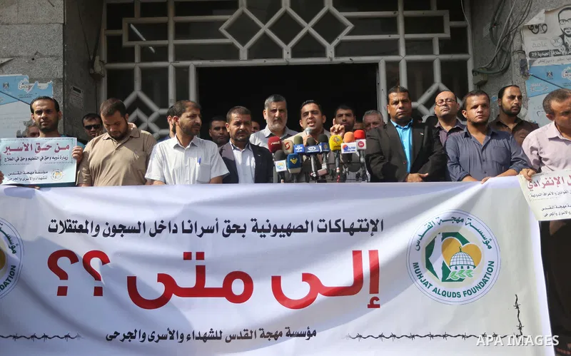 Palestinians take part in a protest to show solidarity with Palestinian prisoners held in Israeli jails, in Gaza city on September 20, 2017. Photo by Mohammed Asad