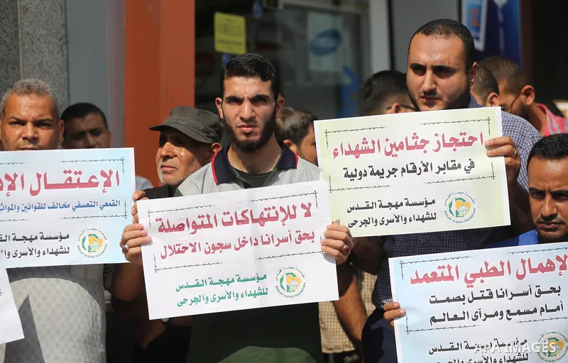 Palestinians take part in a protest to show solidarity with Palestinian prisoners held in Israeli jails, in Gaza city on September 20, 2017. Photo by Mohammed Asad