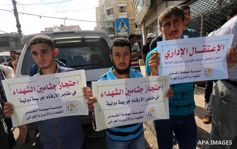 Palestinians take part in a protest to show solidarity with Palestinian prisoners held in Israeli jails, in Gaza city on September 20, 2017. Photo by Mohammed Asad