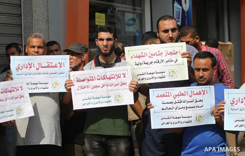 Palestinians take part in a protest to show solidarity with Palestinian prisoners held in Israeli jails, in Gaza city on September 20, 2017. Photo by Mohammed Asad