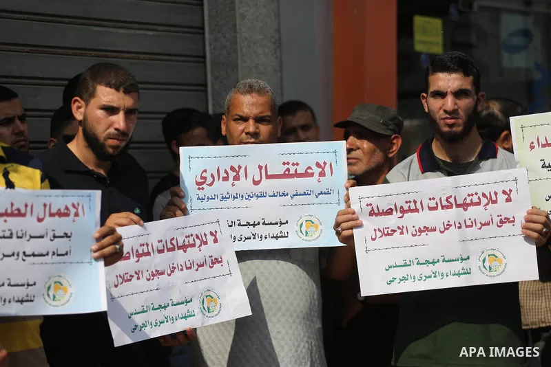 Palestinians take part in a protest to show solidarity with Palestinian prisoners held in Israeli jails, in Gaza city on September 20, 2017. Photo by Mohammed Asad
