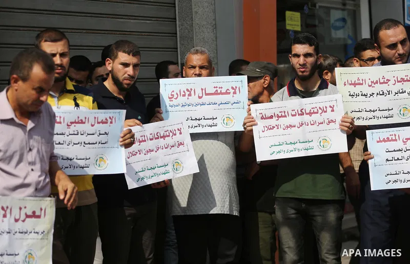 Palestinians take part in a protest to show solidarity with Palestinian prisoners held in Israeli jails, in Gaza city on September 20, 2017. Photo by Mohammed Asad
