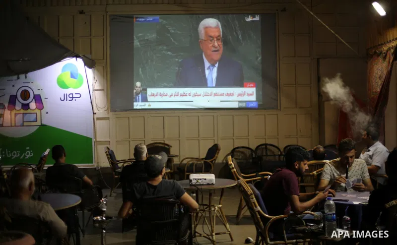 Palestinians watch the address of Palestinian President Mahmoud Abbas during the 72nd United Nations General Assembly at U.N. headquarters, at a coffee in Gaza city on September 20, 2017. Photo by Mohammed Asad