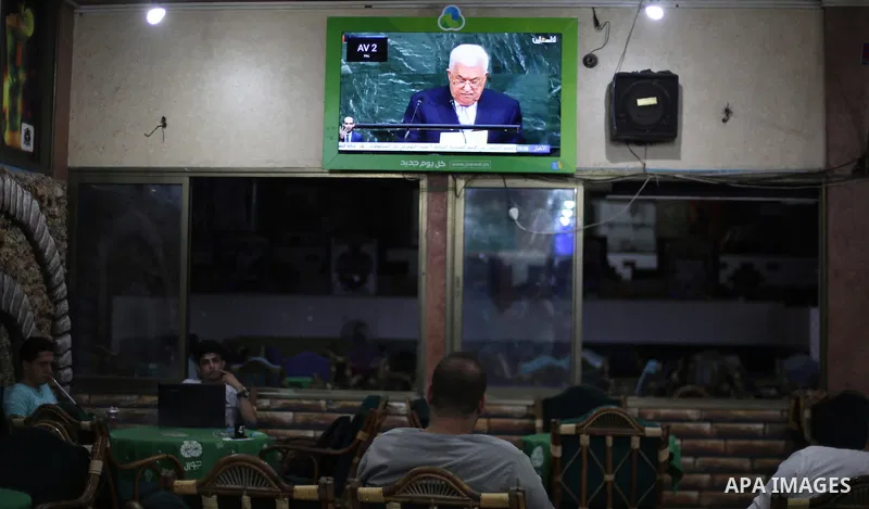 Palestinians watch the address of Palestinian President Mahmoud Abbas during the 72nd United Nations General Assembly at U.N. headquarters, at a coffee in Gaza city on September 20, 2017. Photo by Mohammed Asad