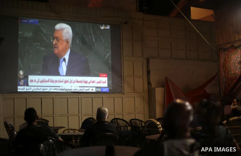 Palestinians watch the address of Palestinian President Mahmoud Abbas during the 72nd United Nations General Assembly at U.N. headquarters, at a coffee in Gaza city on September 20, 2017. Photo by Mohammed Asad