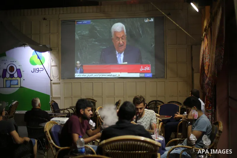 Palestinians watch the address of Palestinian President Mahmoud Abbas during the 72nd United Nations General Assembly at U.N. headquarters, at a coffee in Gaza city on September 20, 2017. Photo by Mohammed Asad