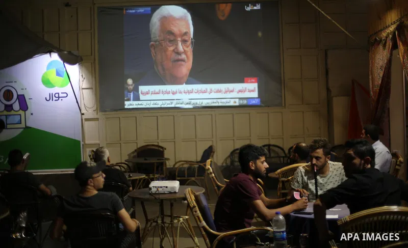 Palestinians watch the address of Palestinian President Mahmoud Abbas during the 72nd United Nations General Assembly at U.N. headquarters, at a coffee in Gaza city on September 20, 2017. Photo by Mohammed Asad