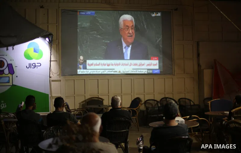 Palestinians watch the address of Palestinian President Mahmoud Abbas during the 72nd United Nations General Assembly at U.N. headquarters, at a coffee in Gaza city on September 20, 2017. Photo by Mohammed Asad