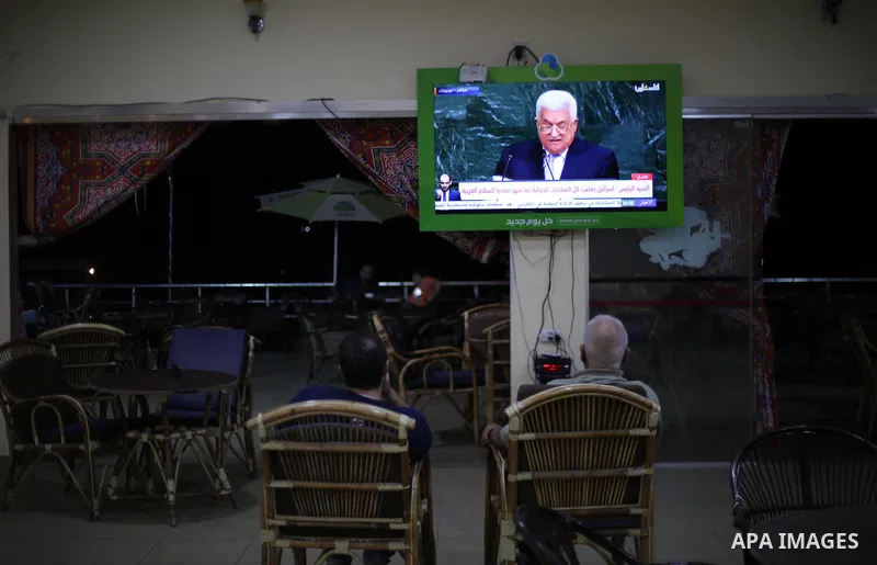 Palestinians watch the address of Palestinian President Mahmoud Abbas during the 72nd United Nations General Assembly at U.N. headquarters, at a coffee in Gaza city on September 20, 2017. Photo by Mohammed Asad