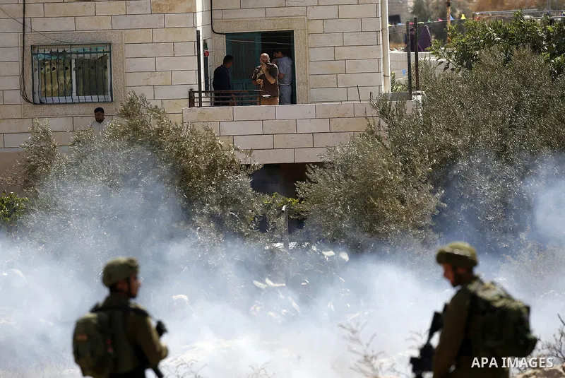 Israeli soldiers take position during a protest by Palestinians against closure of a road south of the West Bank city of Hebron September 22, 2017. Photo by Wisam Hashlamoun